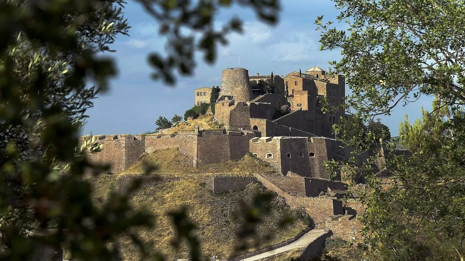 El castell de Cardona, que acull també un Parador, té històries que donen per a moltes pel·lícules, i de fet se n’hi han rodat unes quantes.