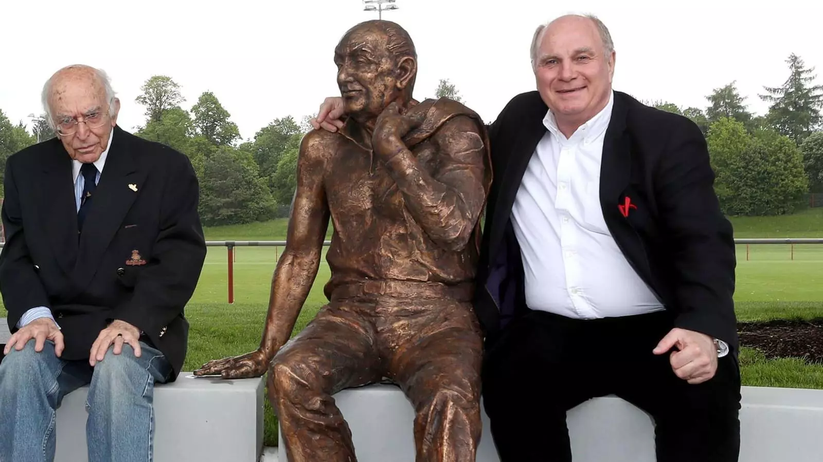 Uli Hoeness, amb l'estàtua dedicada a Kurt Landauer, el president jueu del Bayern perseguit pels nazis