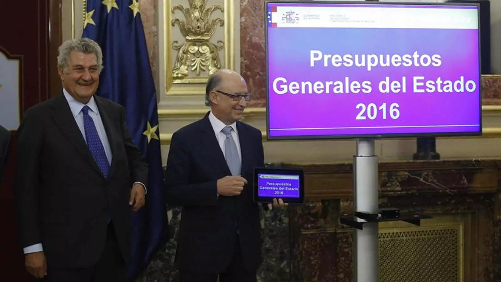 El ministre d'Hisenda, Cristóbal Montoro, ha lliurat aquest dilluns els pressupostos al president del Congrés, Jesús Posada / EFE