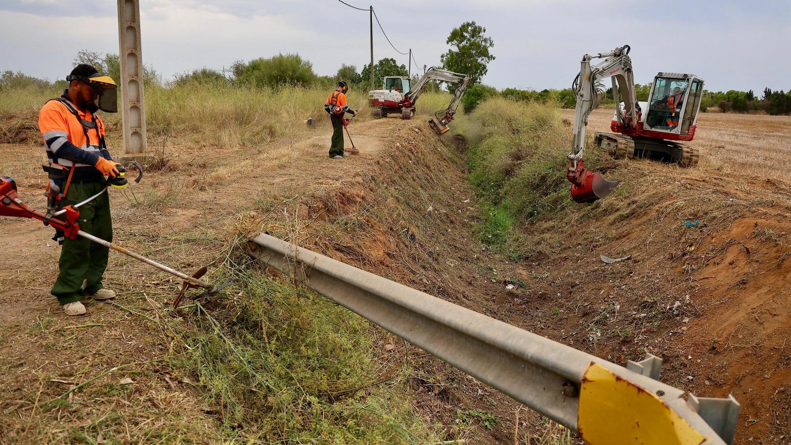 Cleanup work on the Avenc stream in Campos.