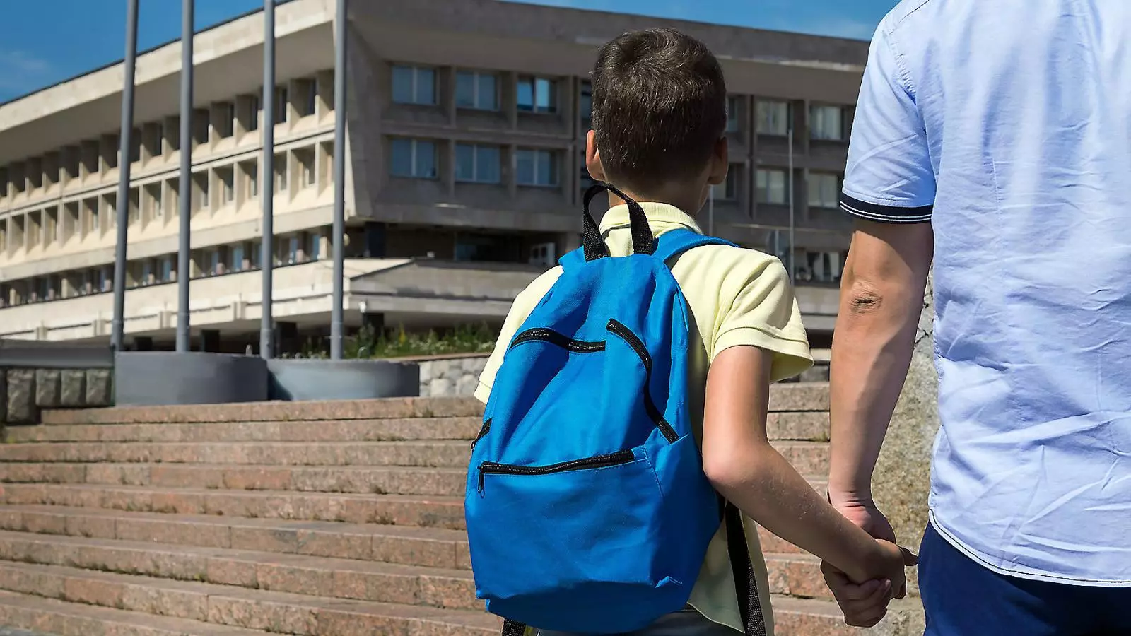 La soledat de la víctima LA FAMÍLIA, EL PRIMER ESCUT CONTRA EL ‘BULLYING’ Minimitzar els fets