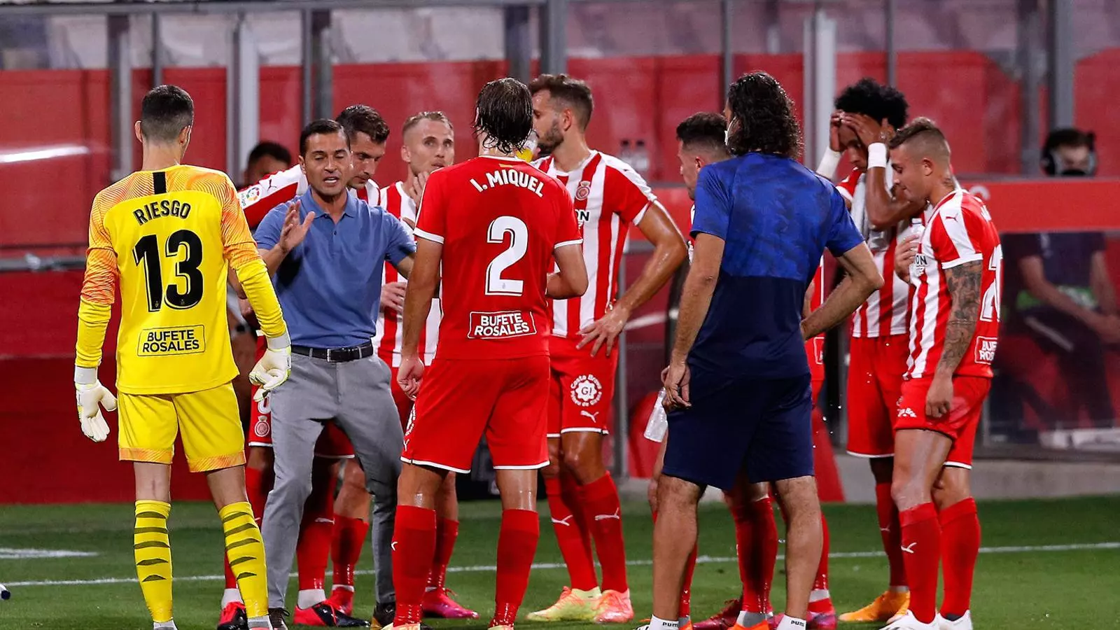 Francisco donant instruccions als seus jugadors des de l’àrea tècnica de Montilivi.