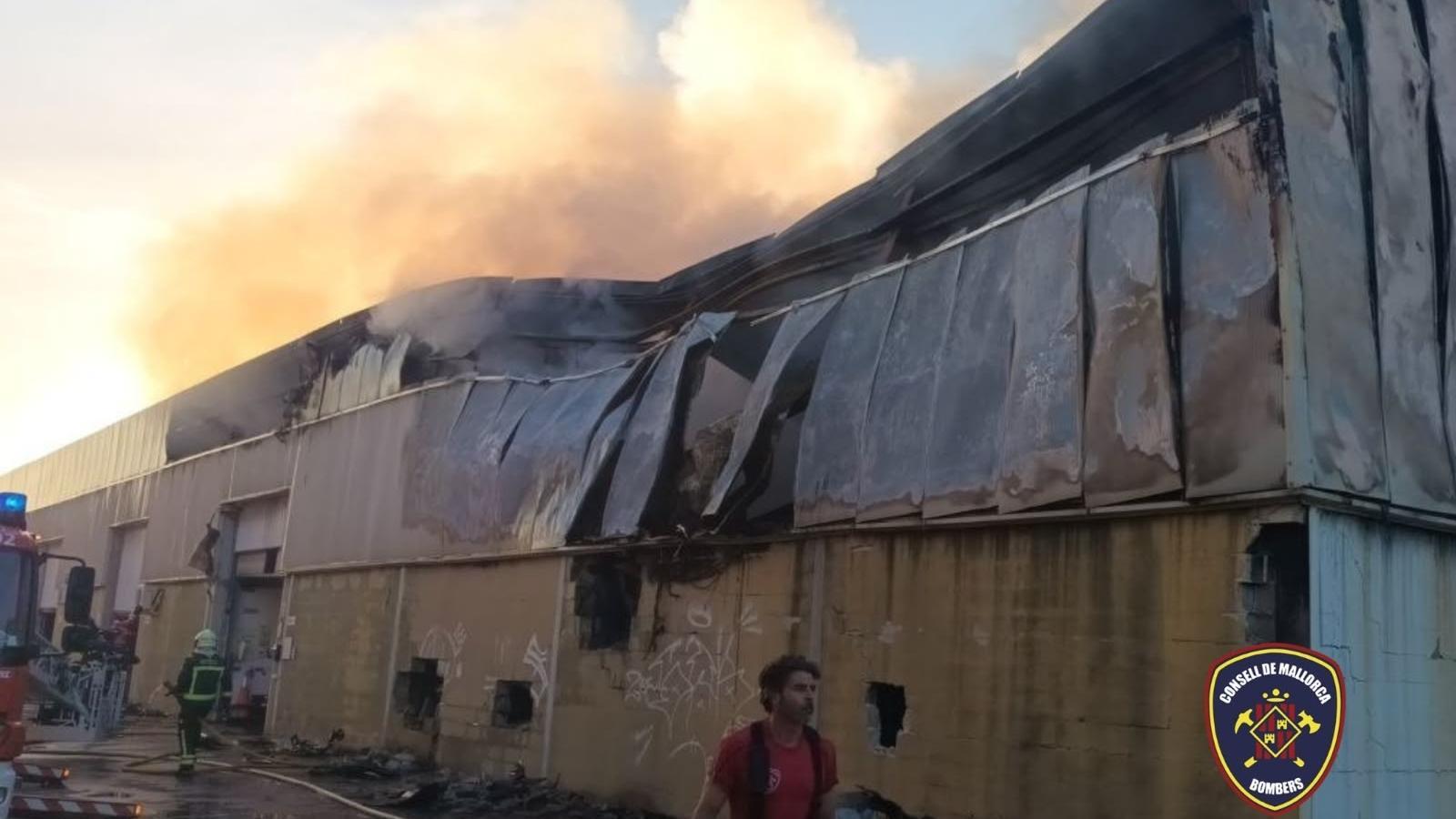 La nau industrial que s'ha incendiat a Binissialem.
