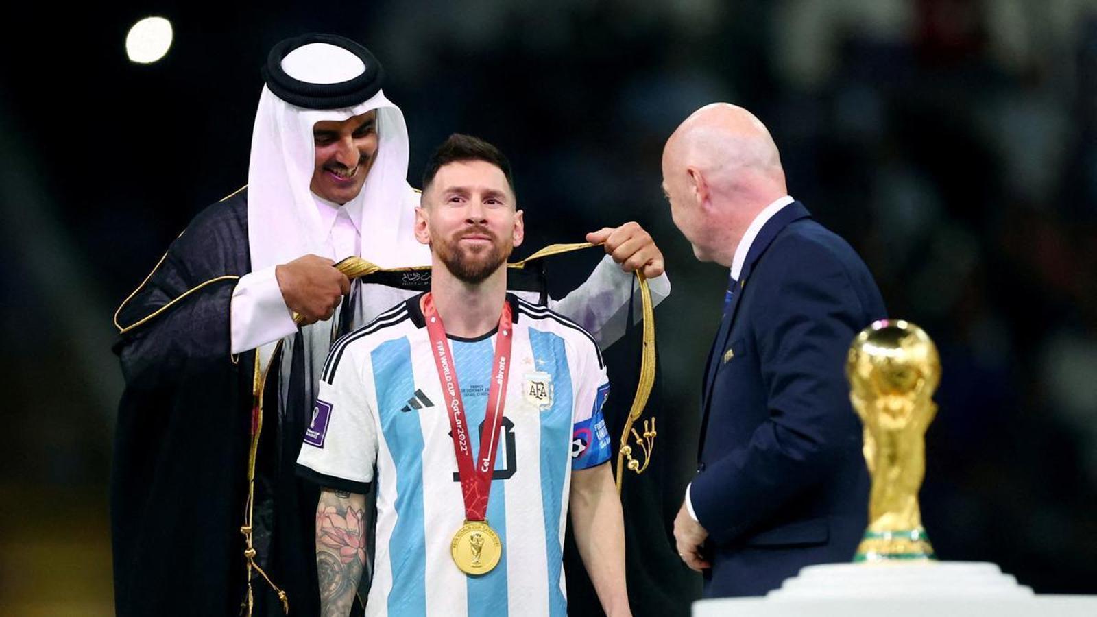 Por qué le ponen túnica a Messi? Cuatro lecturas políticas de la final