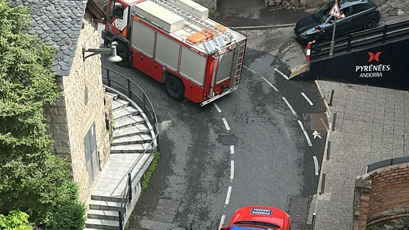 La dotació del cos de Bombers desplaçada a la zona.