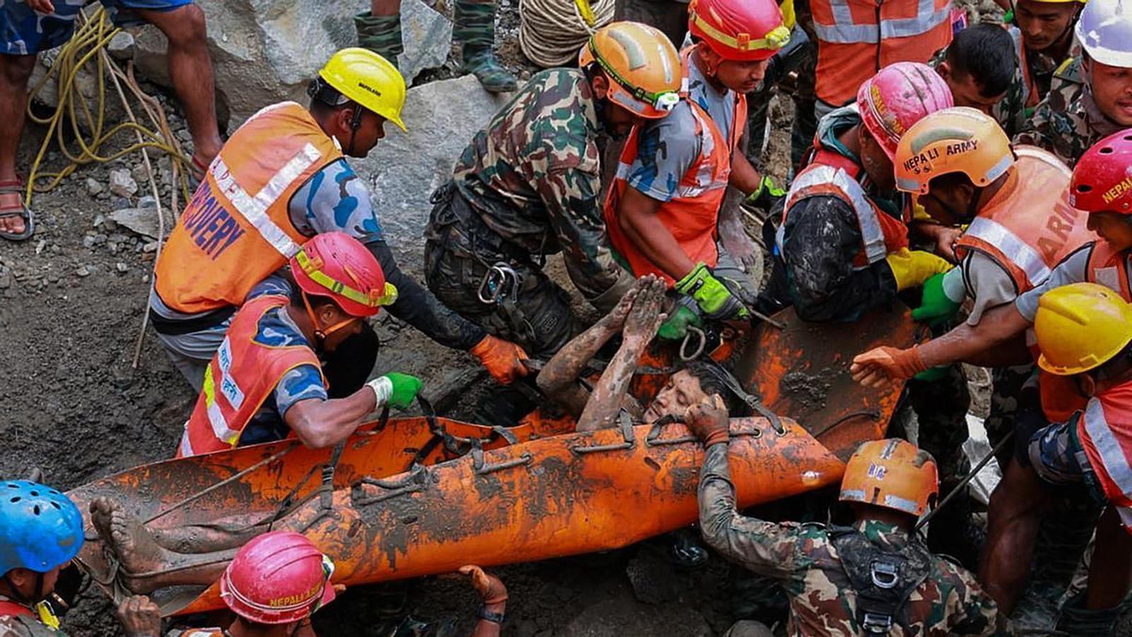 Rescue of one of the two workers who were trapped in a tunnel of a hydroelectric project.