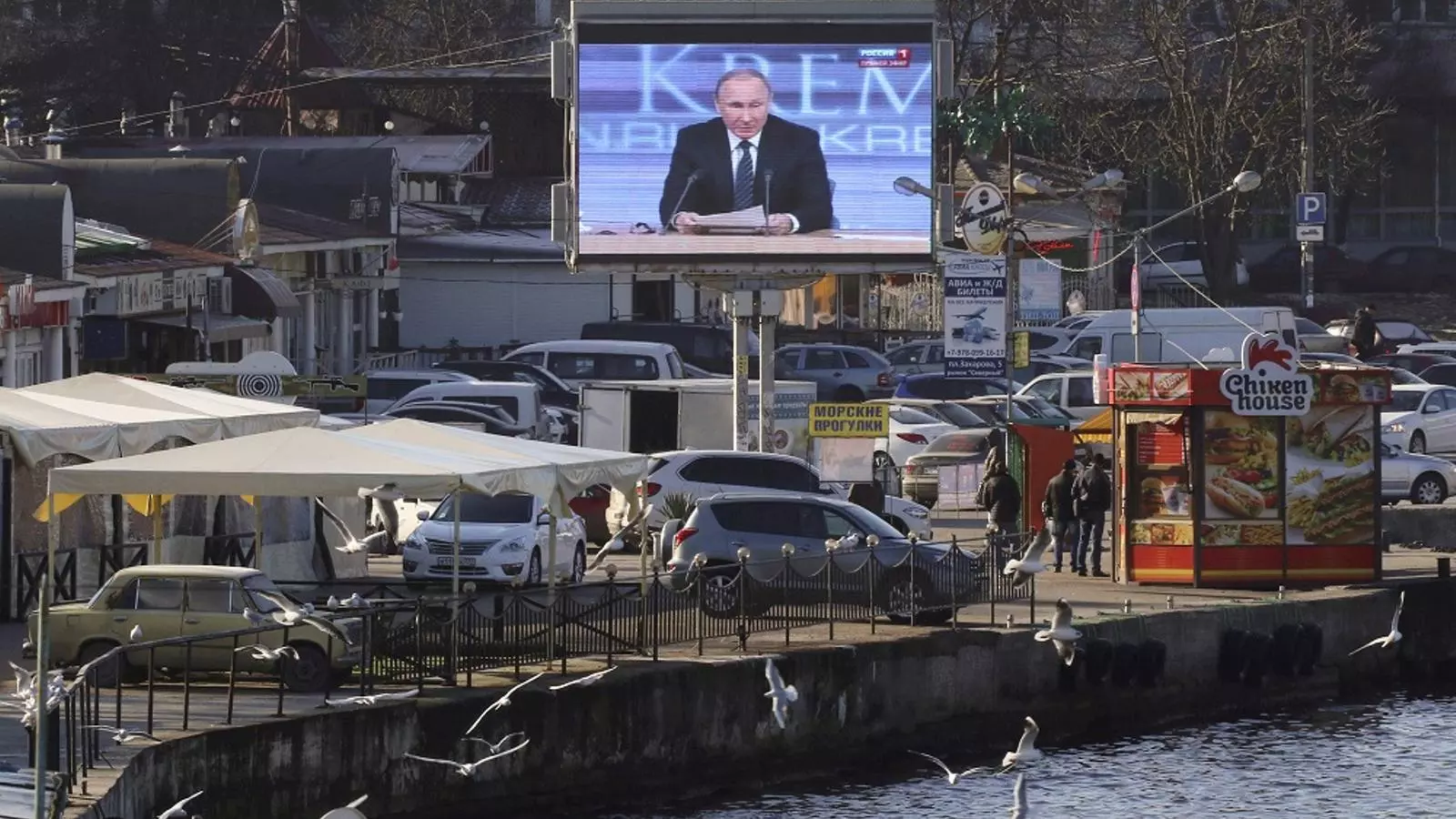 Sevastopol, Crimea, any 2015: una pantalla gegant transmet el discurs de cap d'any del president rus, Vladímir Putin.