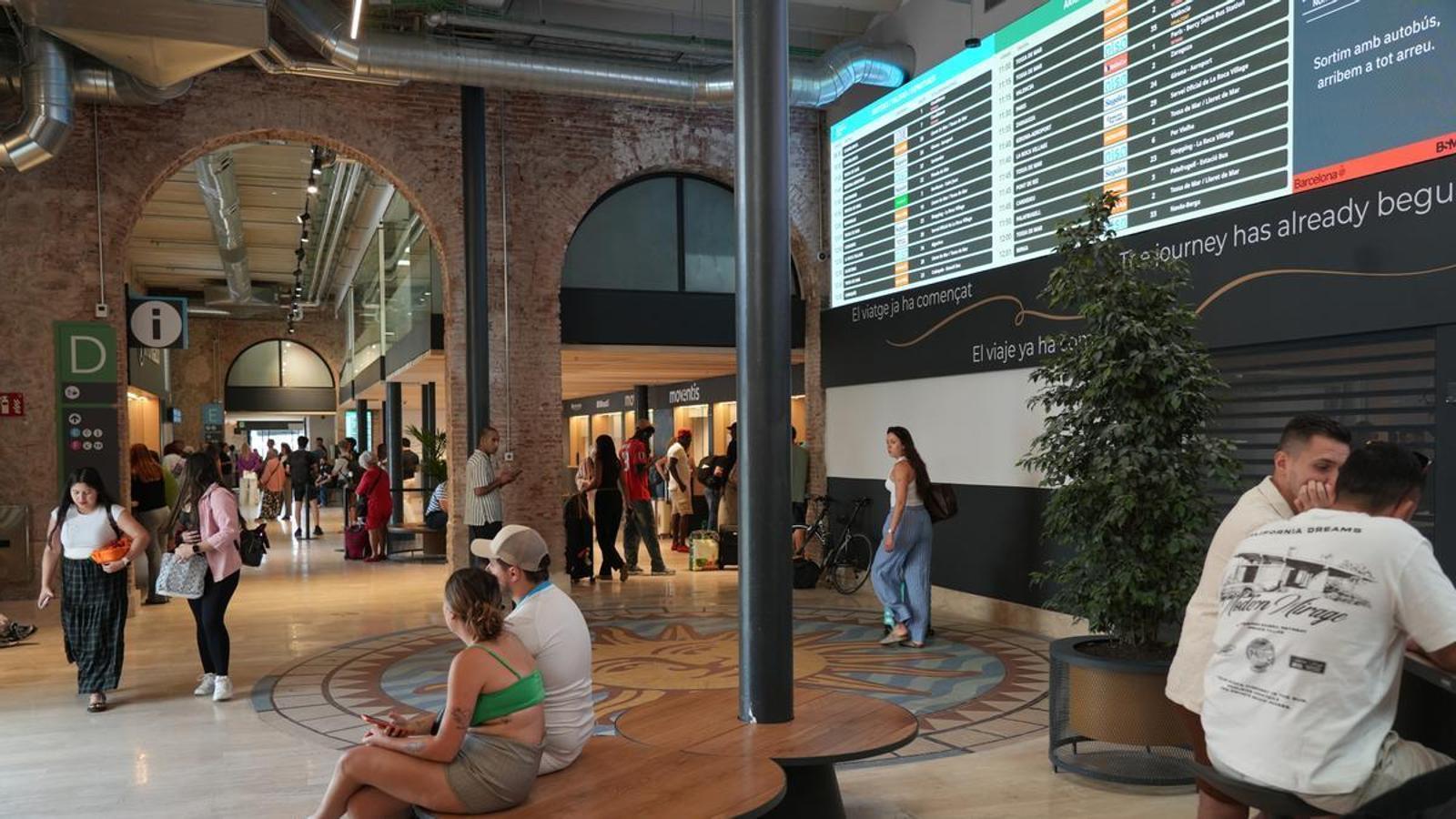 The new Nord station has eliminated the staircases, recovered a historic mosaic and incorporated large format screens