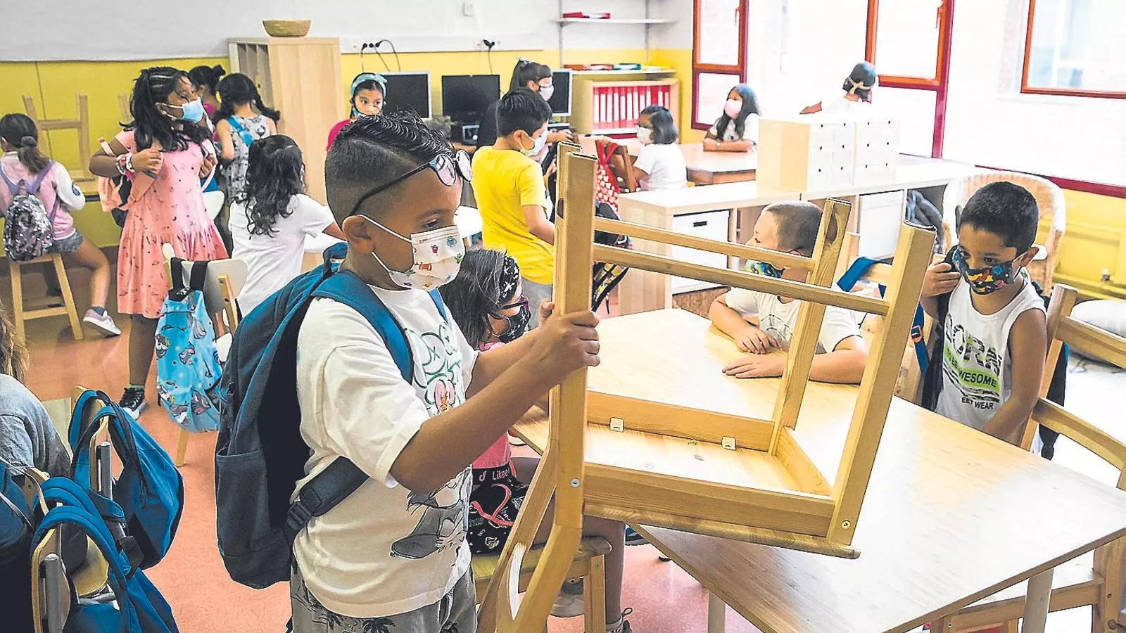 El projecte educatiu de cada centre determina la presència de cada llengua en el còmput horari.