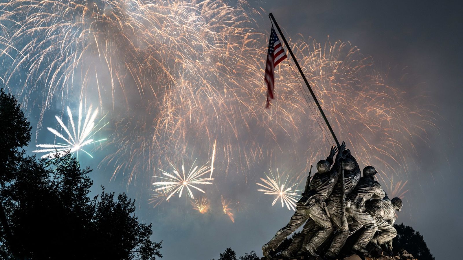 Fuegos artificiales el 5 de julio en el Iwo Jima Memorial de Arlington, Virginia, con motivo de la conmemoración del 250 aniversario de los Estados Unidos.