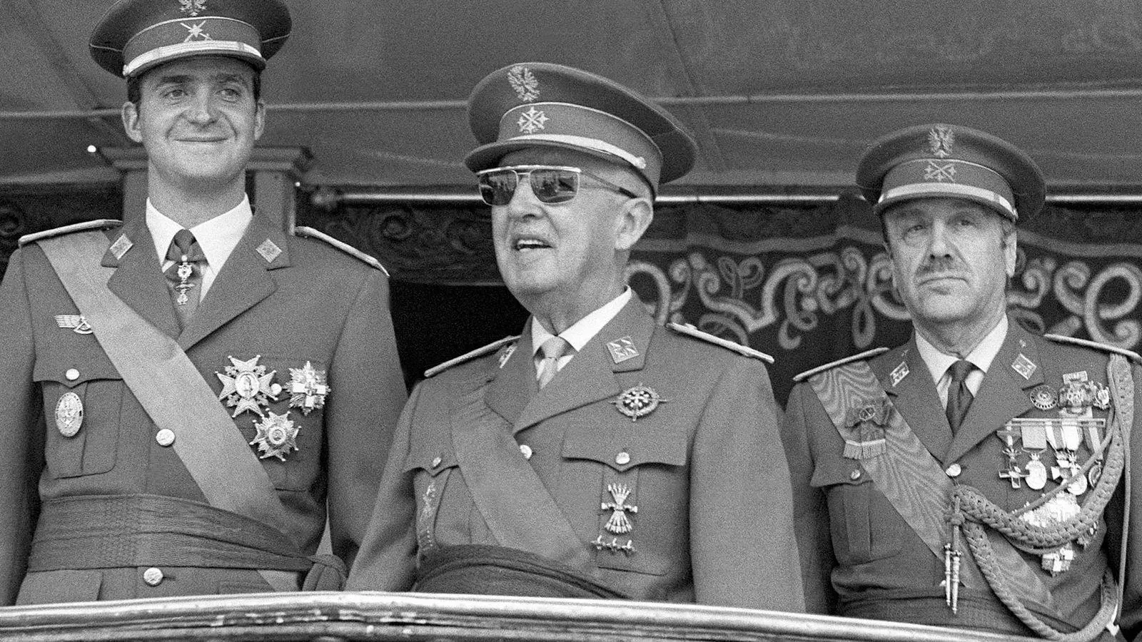 El rey Joan Carles I, a la izquierda, con Franco, en medio