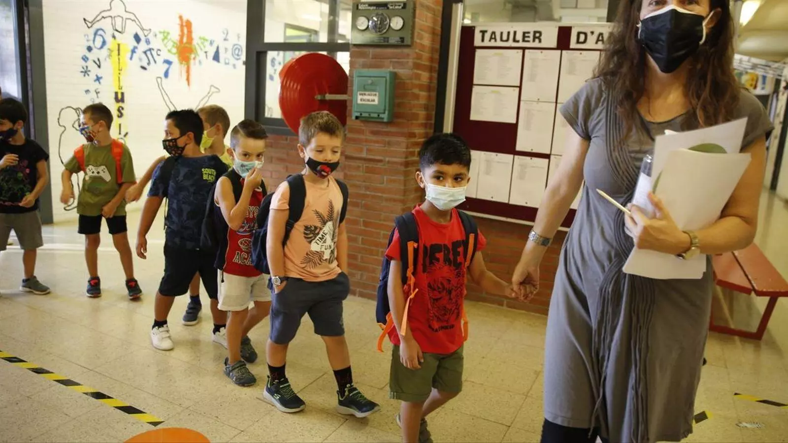 Un grupo de niños entrando en la escuela Catalònia el primer día de curso.