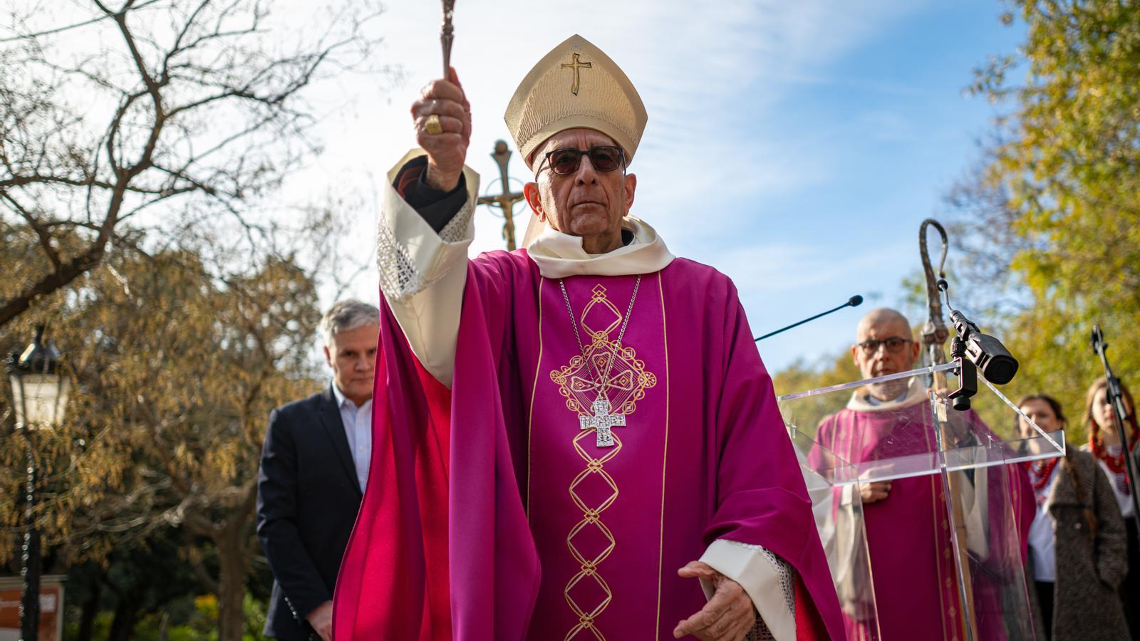 El cardenal arzobispo de Barcelona, Joan Josep Omella, en el acto de colocación del brazo superior de la torre de Jesucristo de la basílica de la Sagrada Familia.