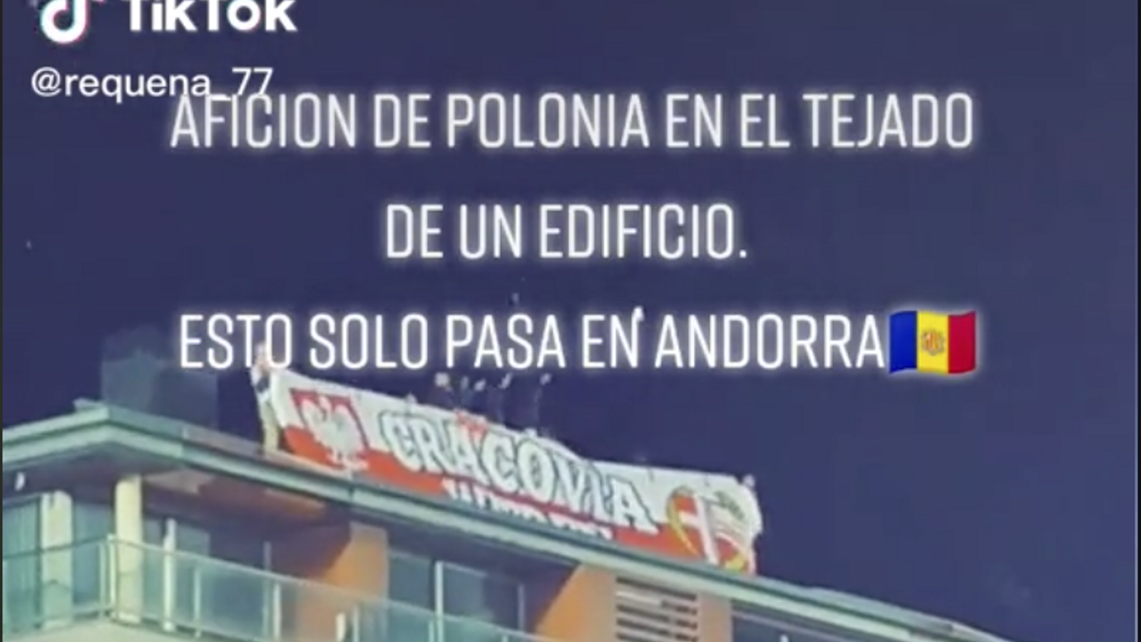 La pancarta que van col·locar al terrat d'un edifici els aficionats polonesos