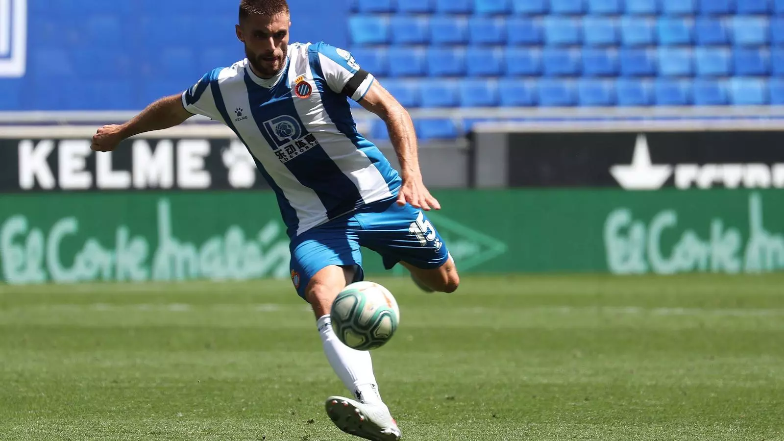 David López intenta fer una rematada a l'últim partit de Lliga