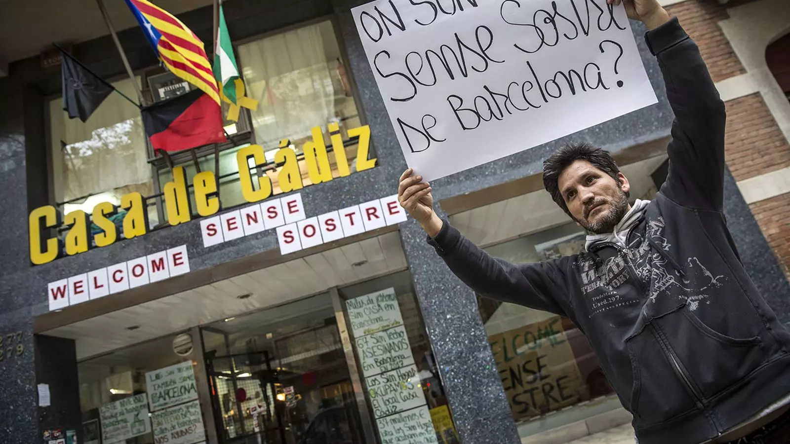 L'Ajuntament de Cadis ofereix una cessió temporal als sense sostre que ocupen un local de la seva propietat