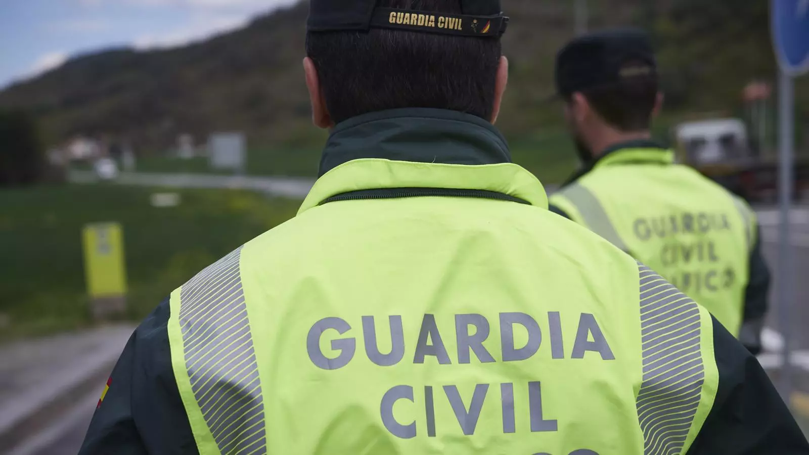 Dos agents de la Guàrdia Civil.