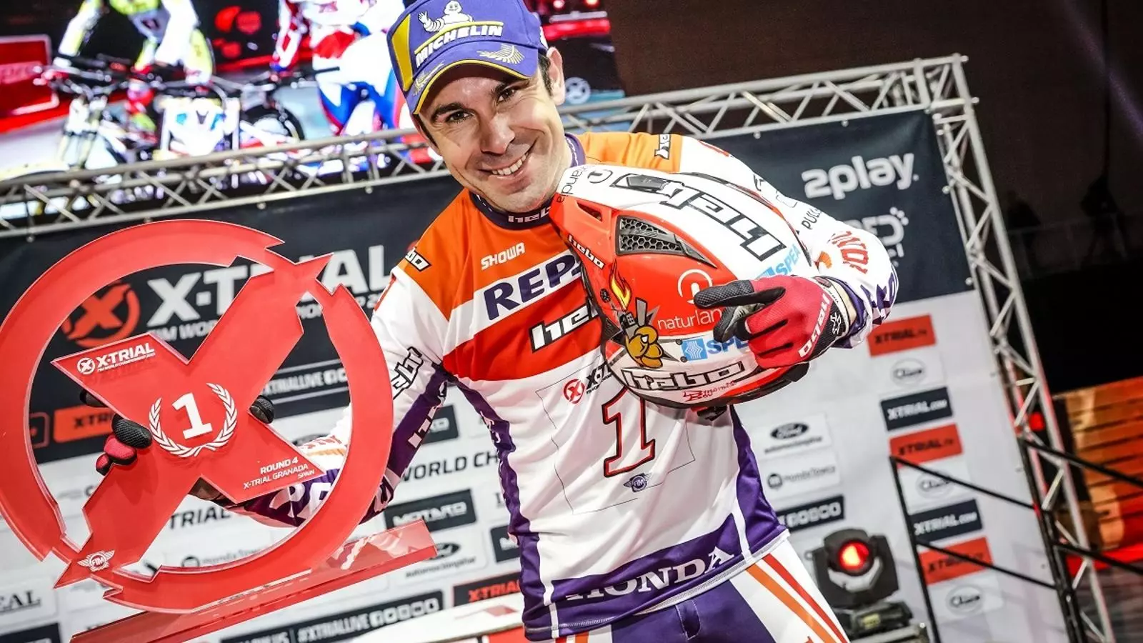Toni Bou celebra el triomf a l'X-Trial de Granada