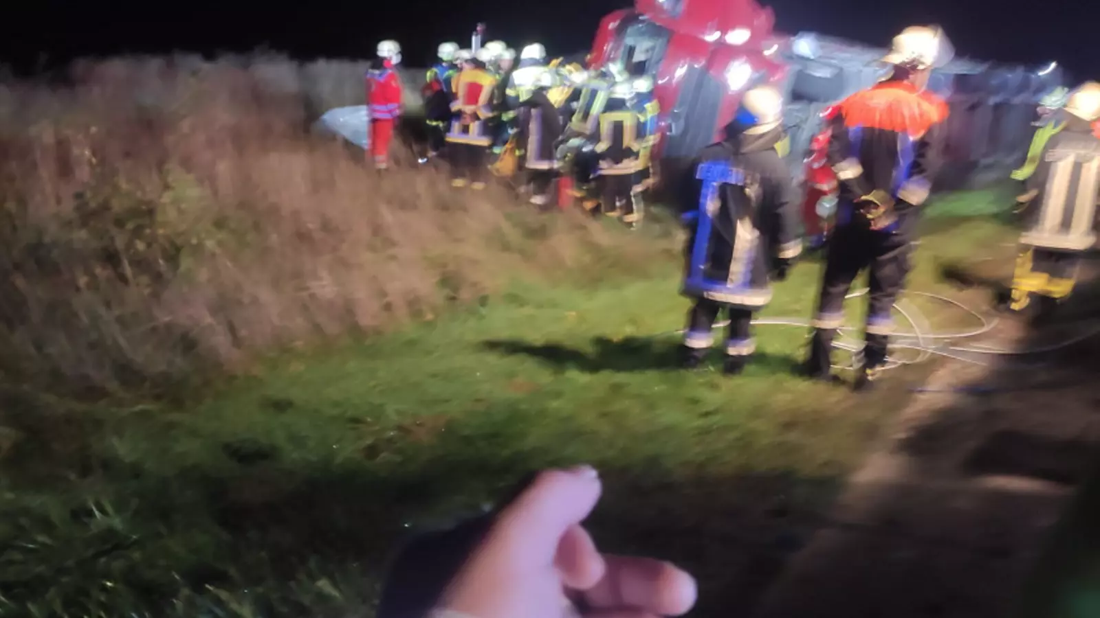 Un camioner pateix un accident a una autopista alemanya i un andorrà l'ajuda.