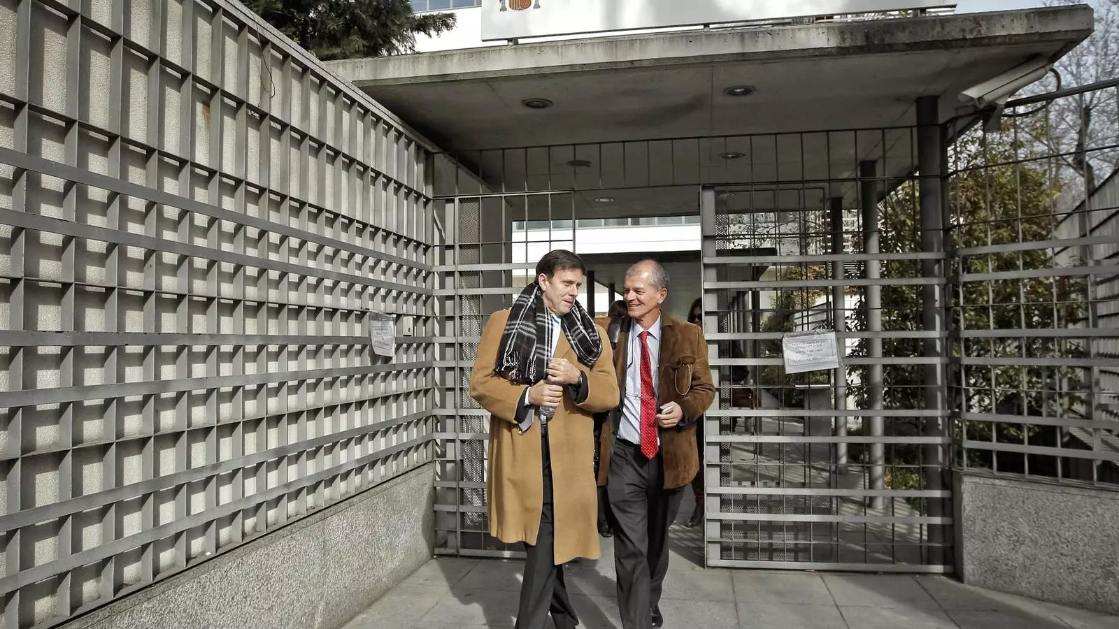 Eufemiano Fuentes, acusat en l'Operació Puerto, i el seu advocat sortint dels jutjats de Madrid.