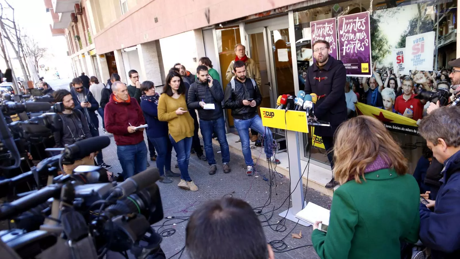 01. Vidal Aragonès va explicar el posicionament a la seu de la CUP. 02. Jordi Sànchez en una foto d’arxiu.