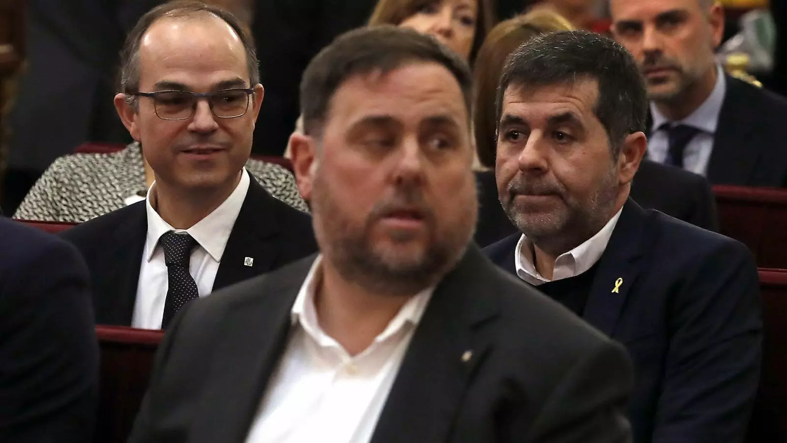Jordi Sànchez darrere d’Oriol Junqueras el primer dia del judici al Suprem.