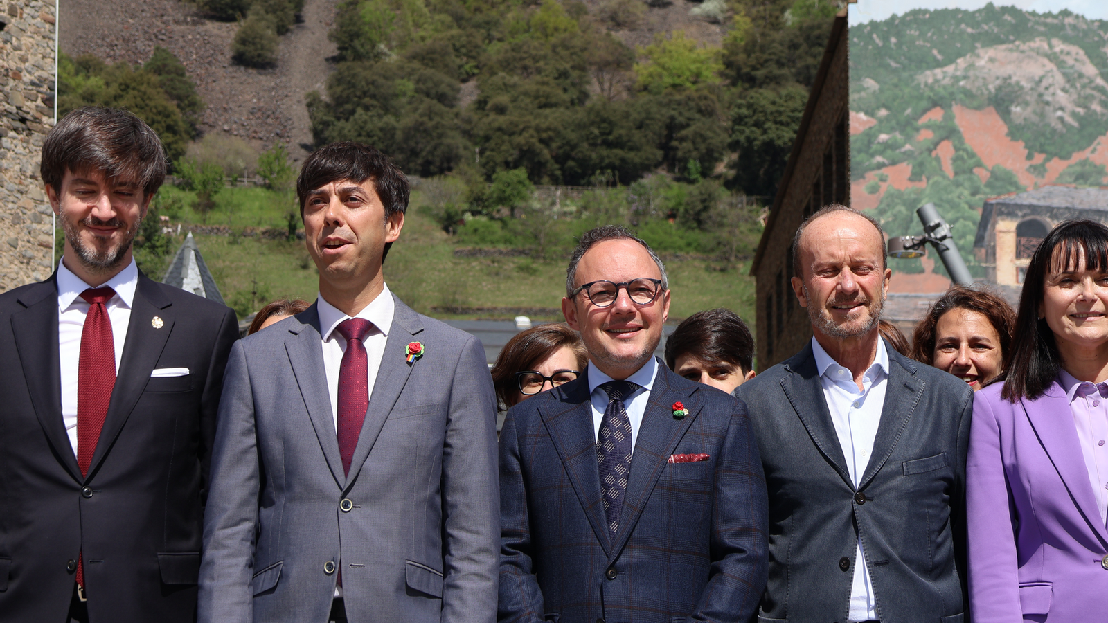 Foto de les autoritats a la fira del llibre i la rosa d'Andorra la Vella.