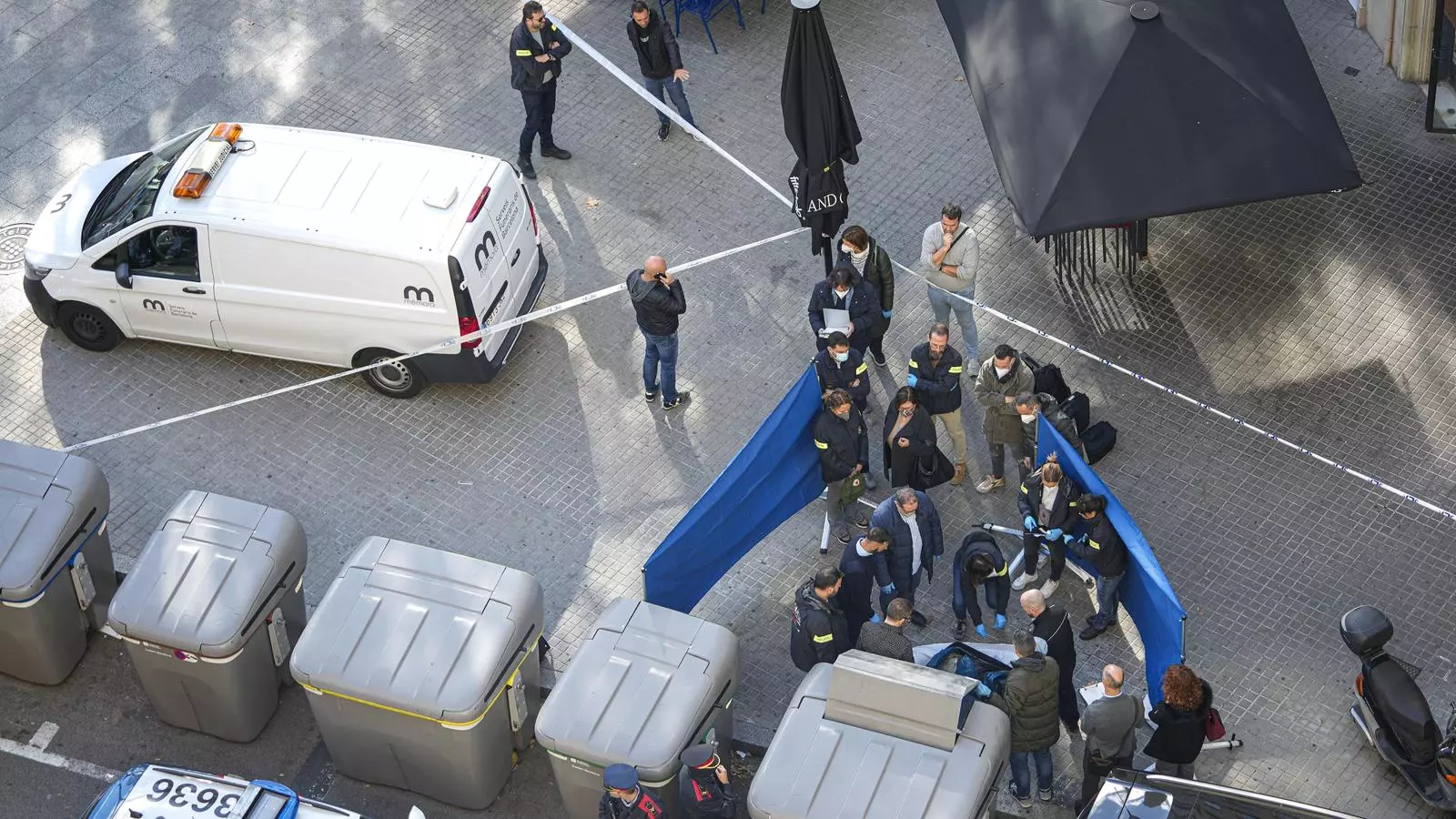 Els Mossos, l'unitat d'investigació i l'autoritat judicial treballant en l'aixecament del cadàver, a l'Eixample de Barcelona