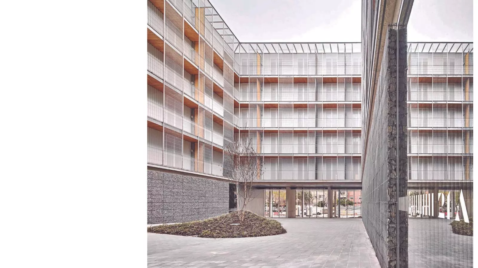 El pati central de l'edifici Pisa de peris+toral.arquitectes a Cornellà de Llobregat