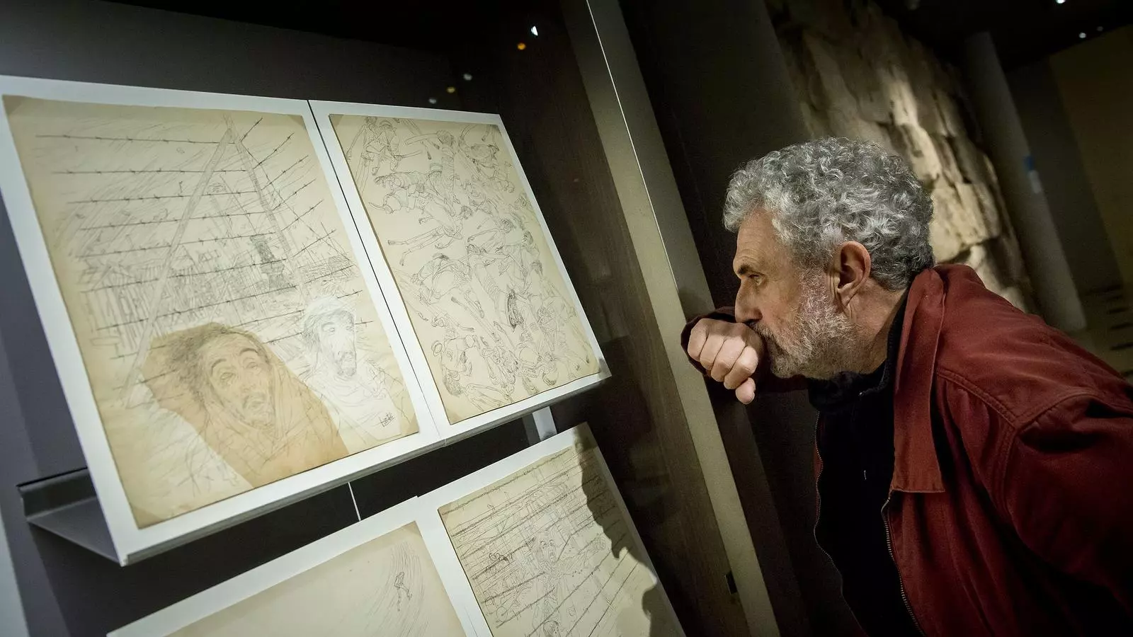 Georges Bartolí contemplant els dibuixos de Josep Bartolí a l'Arxiu Històric de la ciutat de Barcelona