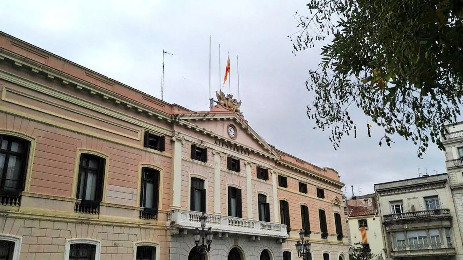 L'Ajuntament de Sabadell sense les banderes d'Espanya i de la UE / C's Sabadell