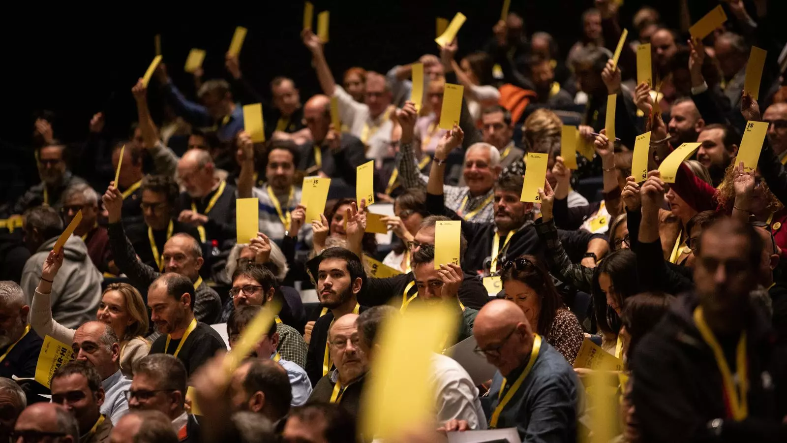 La militància d'ERC votant en un moment del 28é Congrés Nacional del partit.