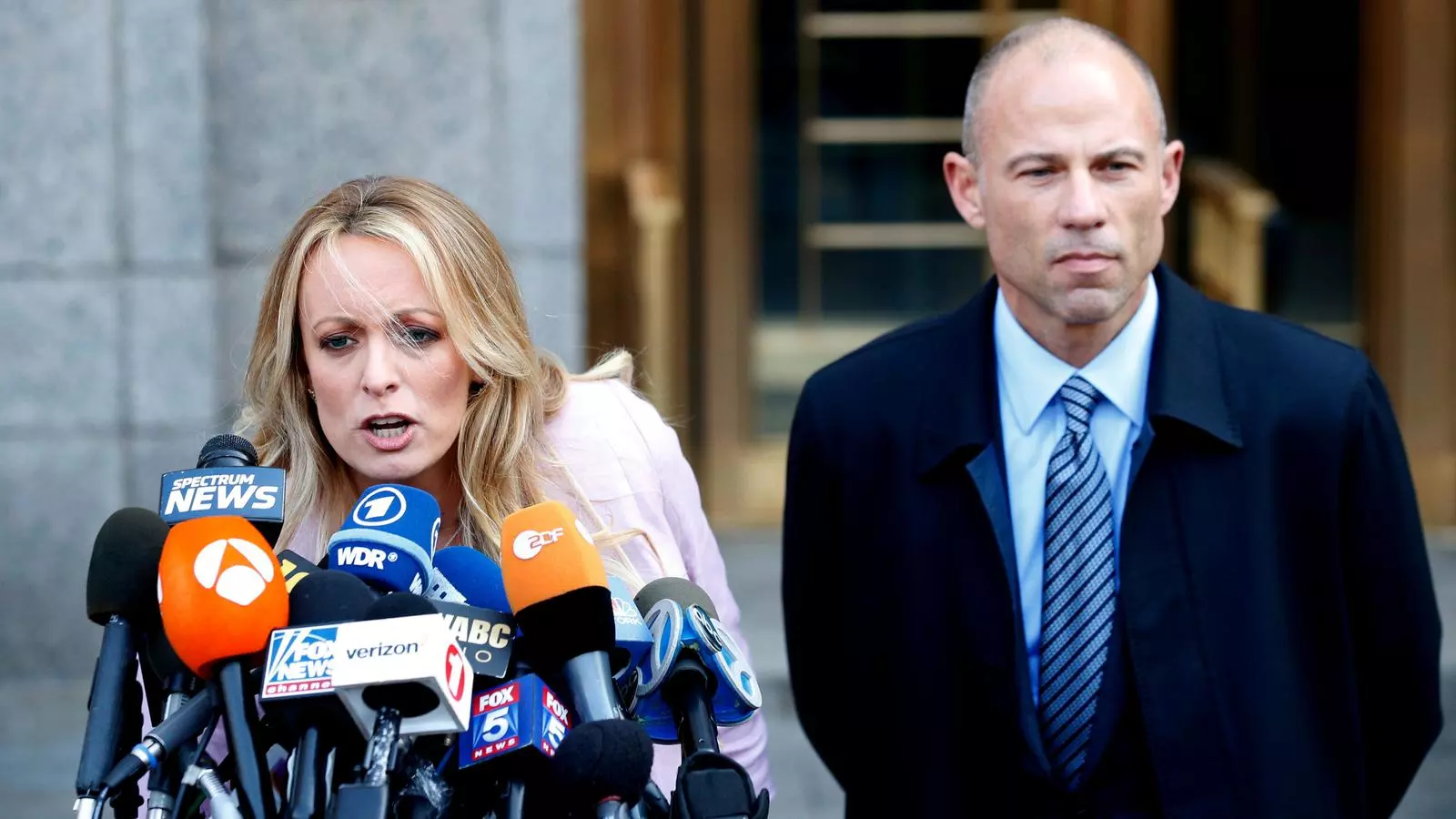 Stormy Daniels i el seu advocat durant una compareixença davant els mitjans