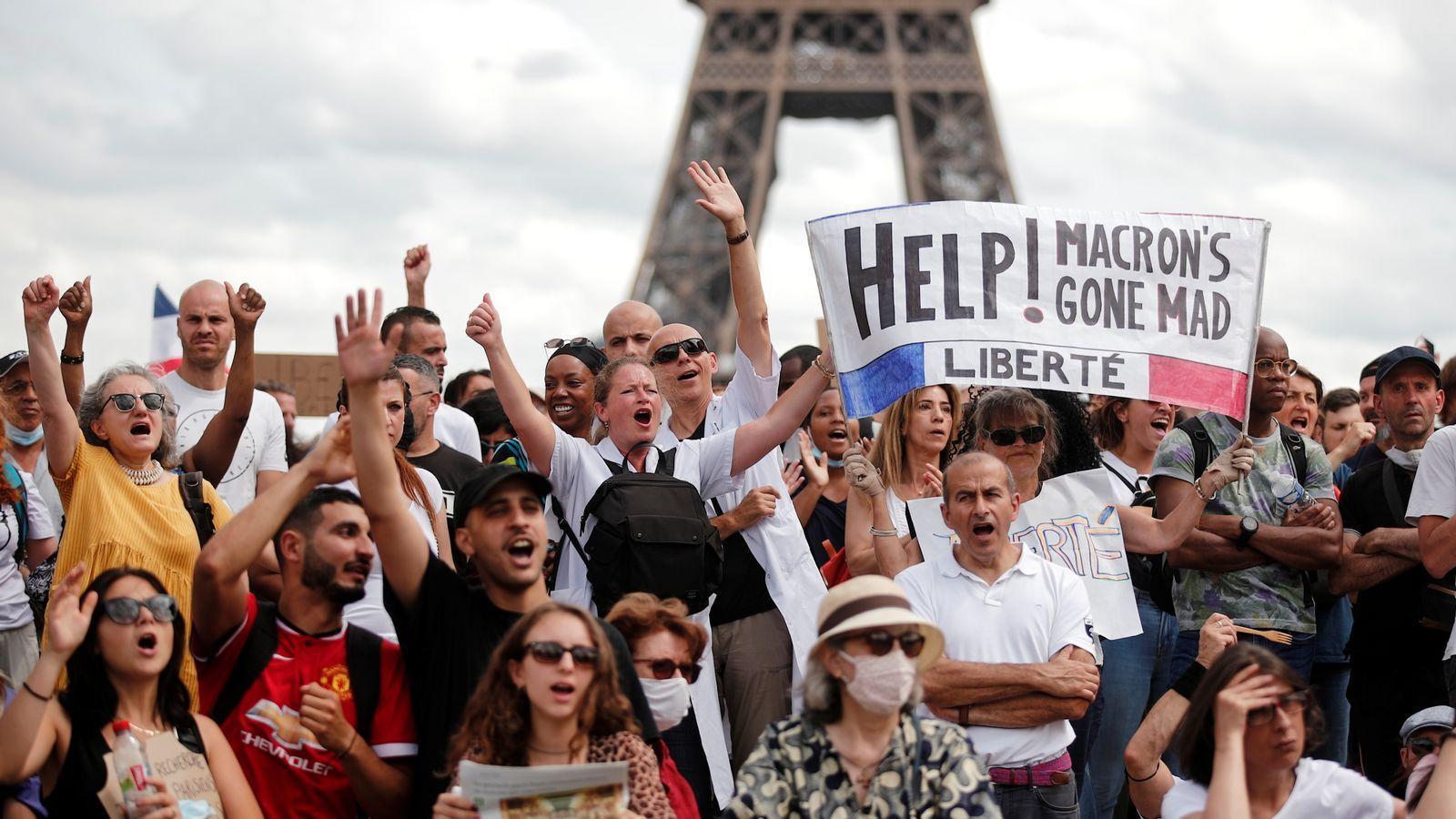 Protesta per les mesures preses a França