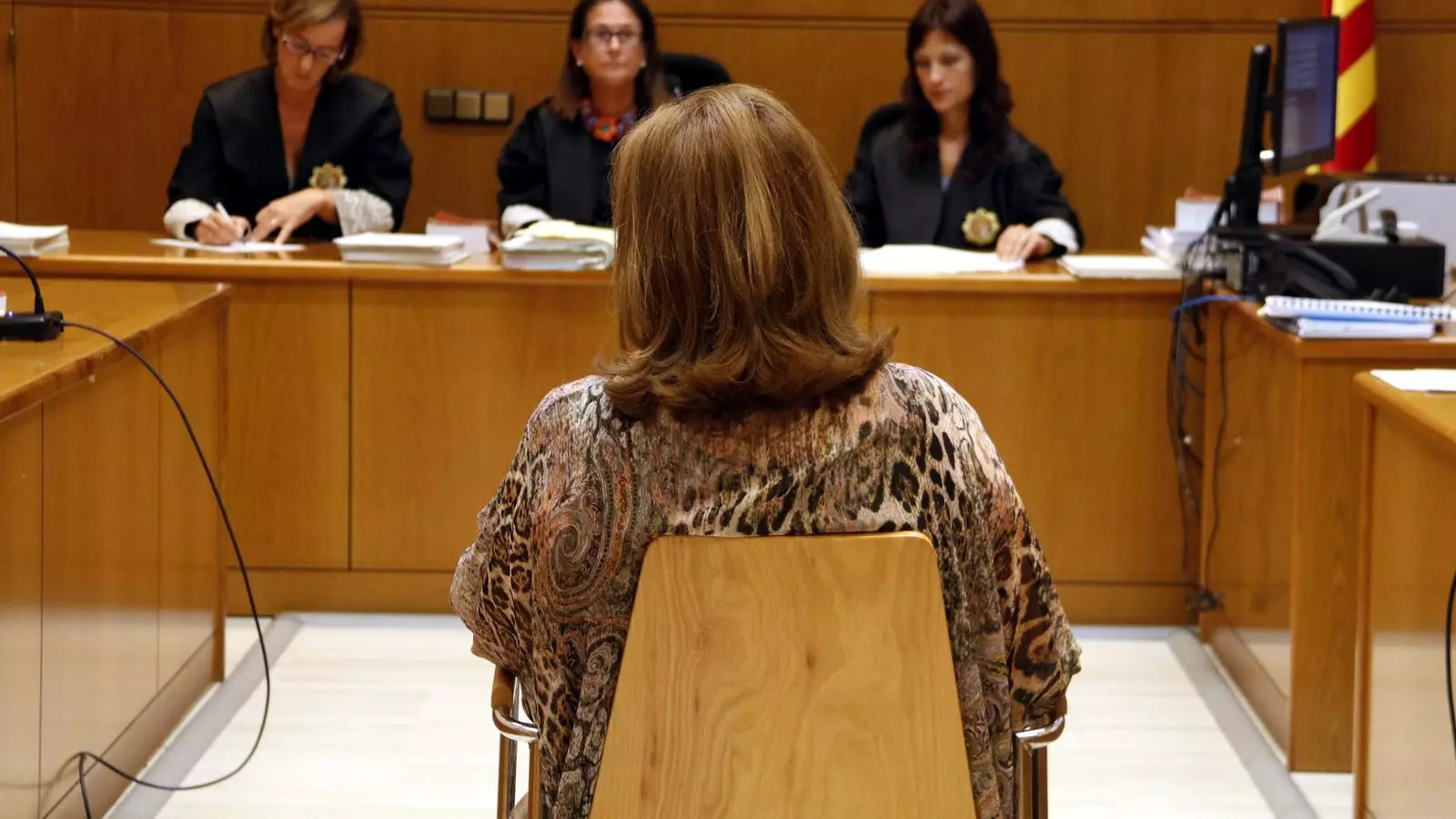 L'acusada d'agredir Pere Navarro, d'esquena, a la sala de vistes on s'ha fet el judici