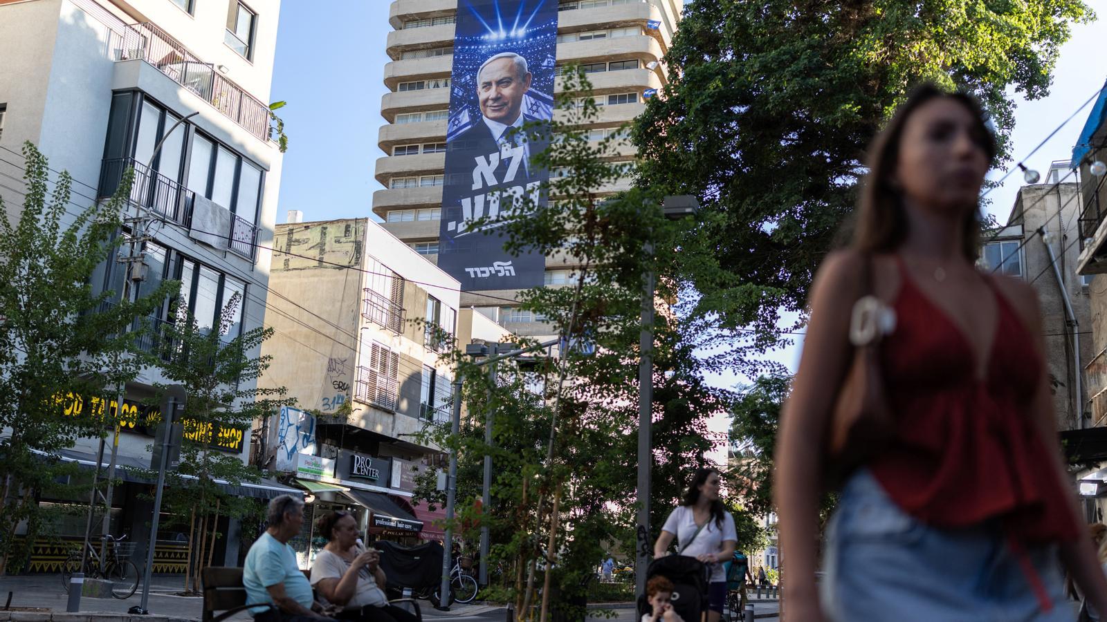 A banner with the Israeli prime minister, Benjamin Netanyahu, at the headquarters of his party, Likud, in Tel Aviv, with the message "do not surrender".