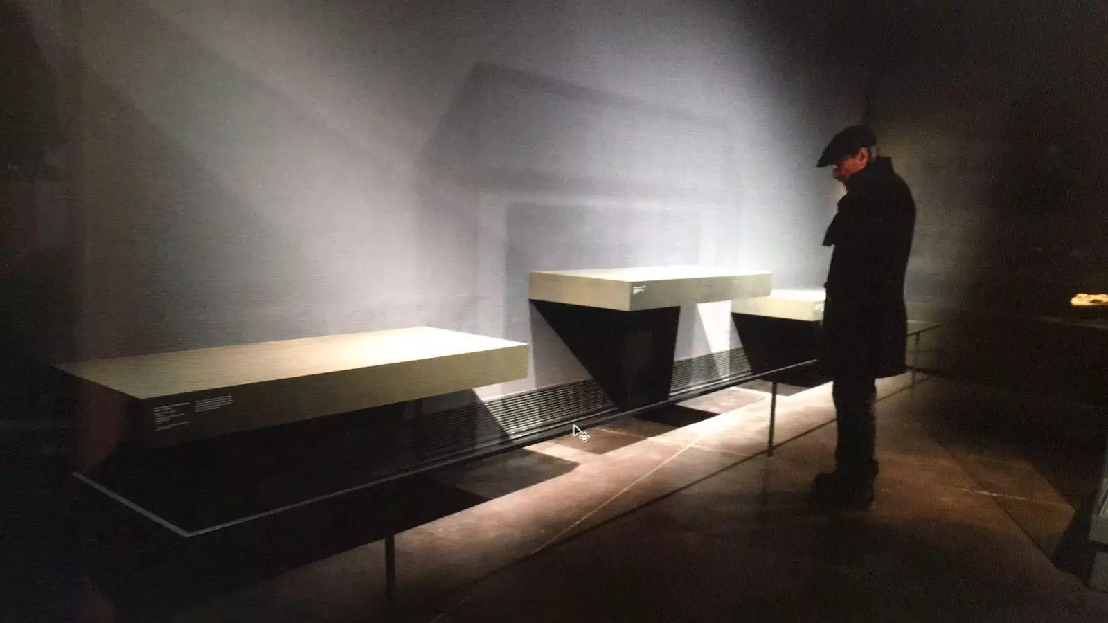 Estanteries buides al Museu de Lleida, després que la Guàrdia Civil s'emportés dilluns les obres de Sixena