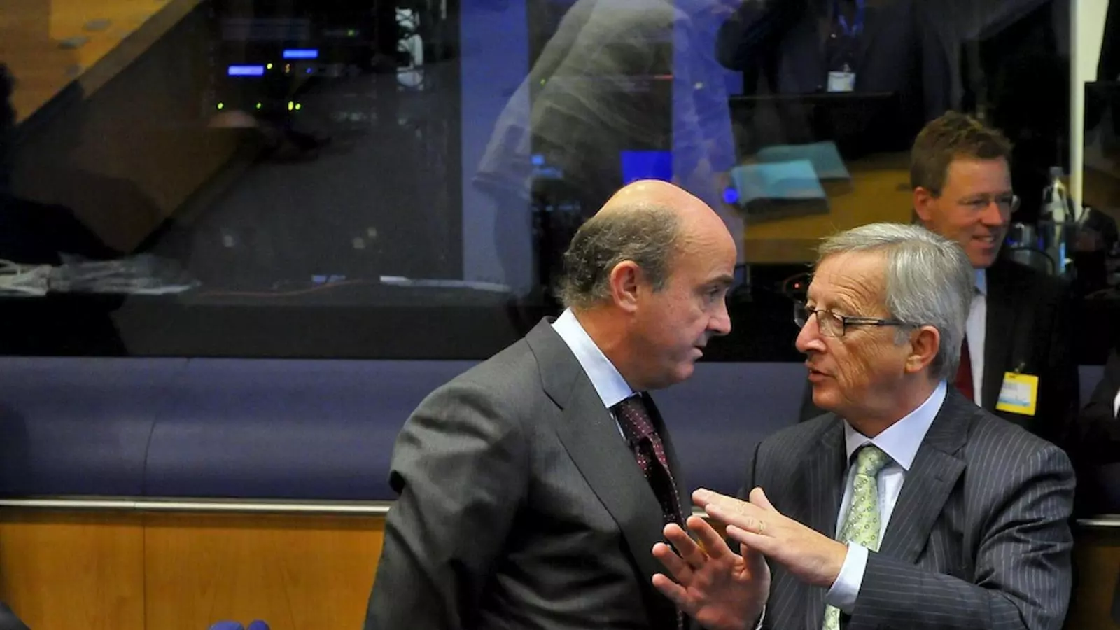 Luis de Guindos amb el president de l'Eurogrup, Jean-Claude Juncker, aquest dilluns. / NICOLAS BOUVY / EFE