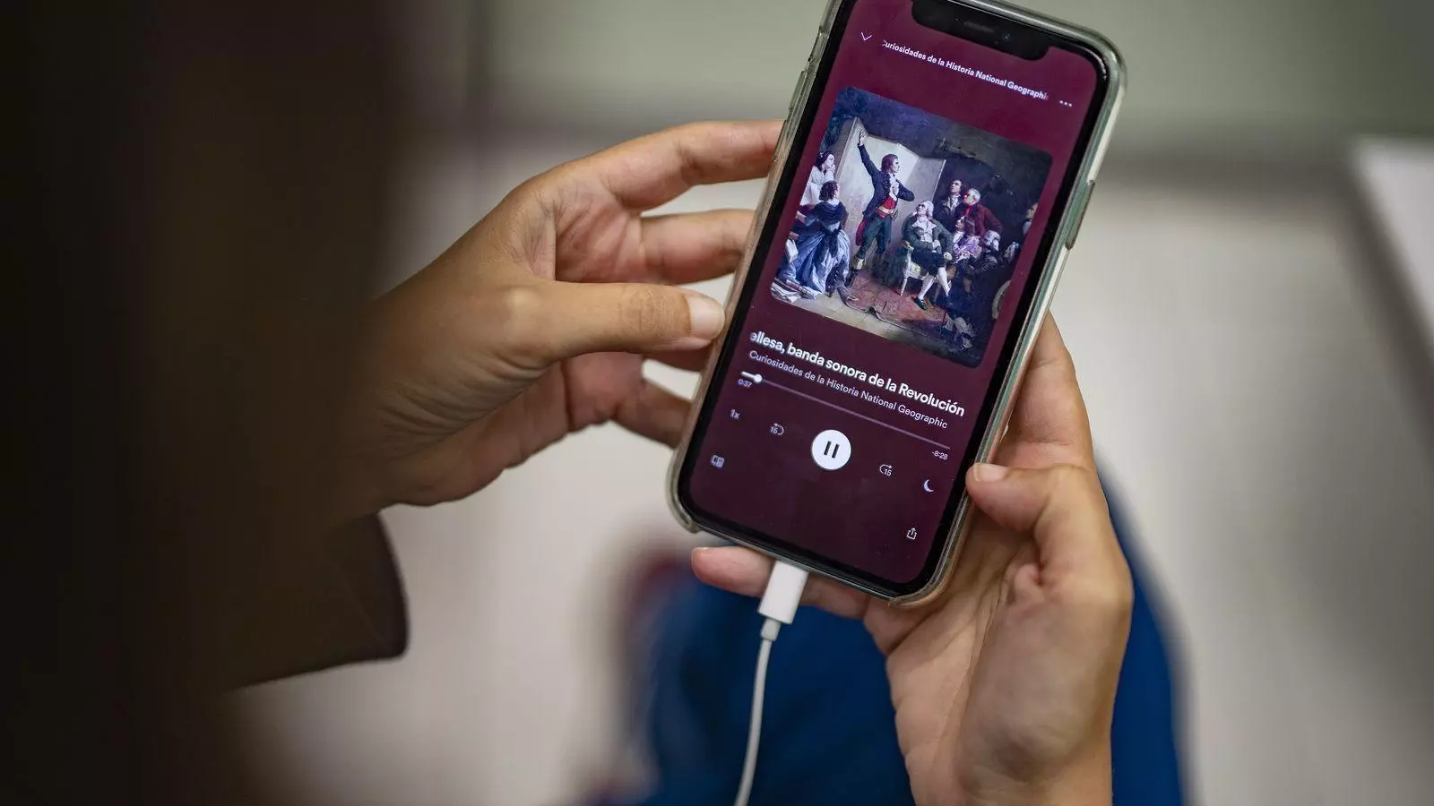 Imatge d'arxiu d'una persona escoltant un podcast.