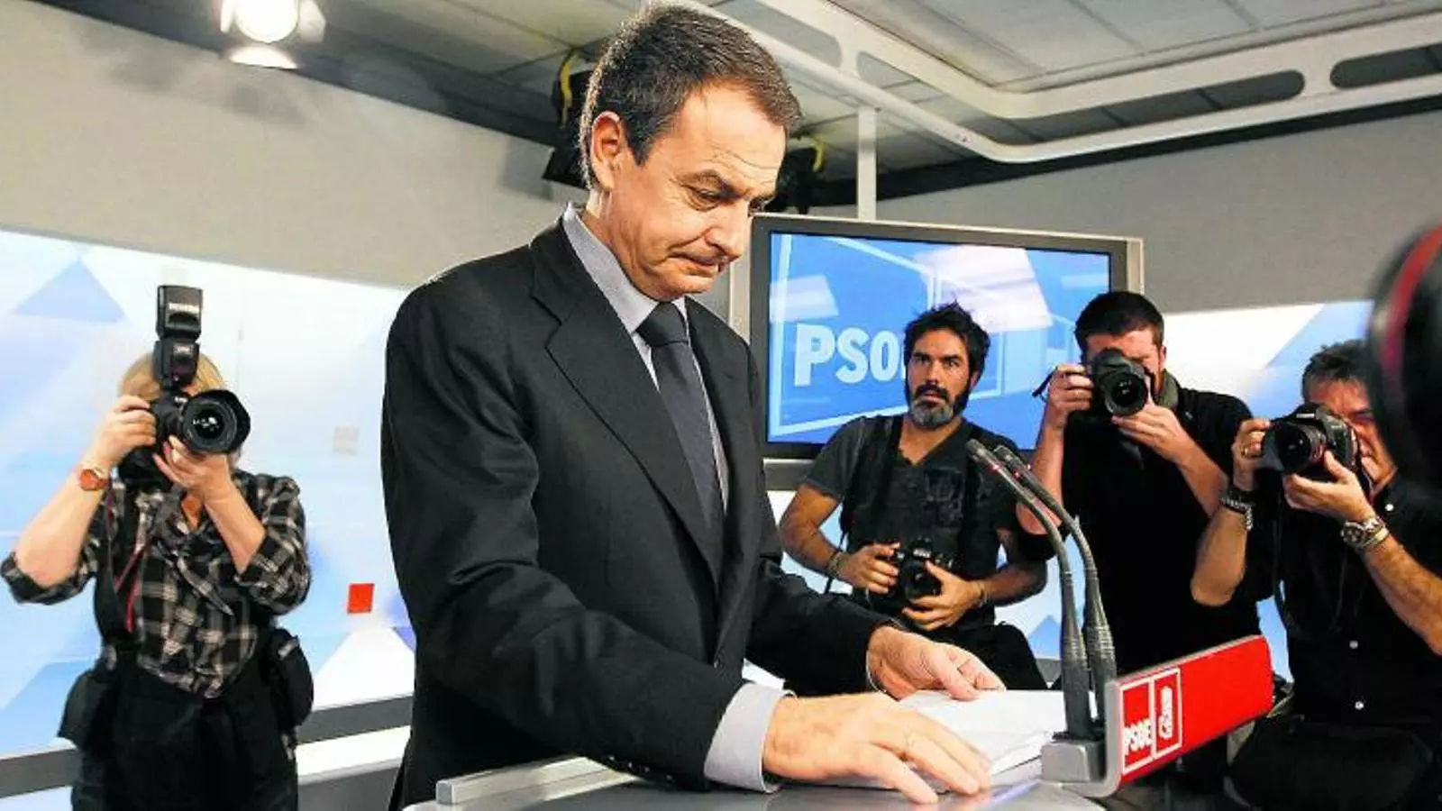 EXERCINT ENCARA DE SECRETARI GENERAL Zapatero deixarà d'aquí un mes el govern i el primer cap de setmana de febrer la secretaria general del PSOE. Aleshores sí que podrà tornar a Lleó. Ahir va fer una roda de premsa a Ferraz, va intentar evitar que la situació interna del partit es degradi després del correctiu rebut a les urnes i va admetre que les dificultats polítiques i econòmiques els han perjudicat.