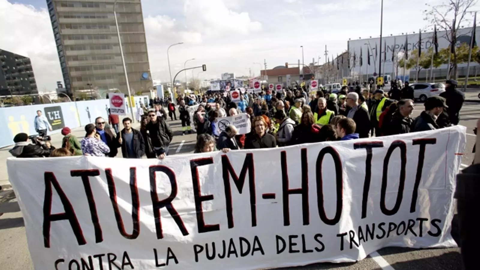 Protestes contra el preu del transport públic al MWC / MANOLO GARCÍA