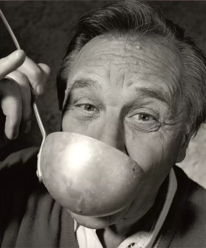 Albert Uderzo bebent d'un cullerot la poció màgica de Panoràmix