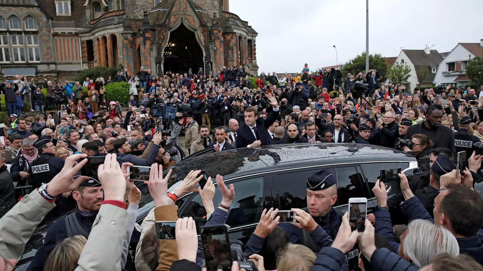 Emmanuel Macron va votar enmig d’un bany de masses a Le Touquet, preàmbul del triomf de la nit.