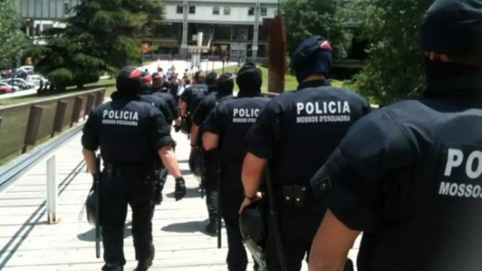 Els Mossos, al campus de la UAB on es desenvolupen les proves de selectivitat. ACN