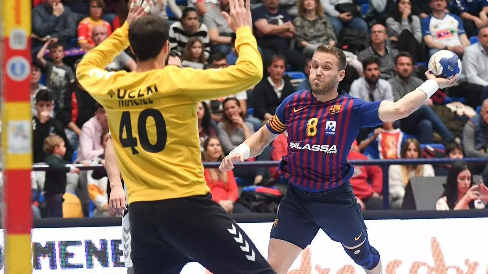 Víctor Tomás fa un xut a la final de la Copa del Rei d'handbol