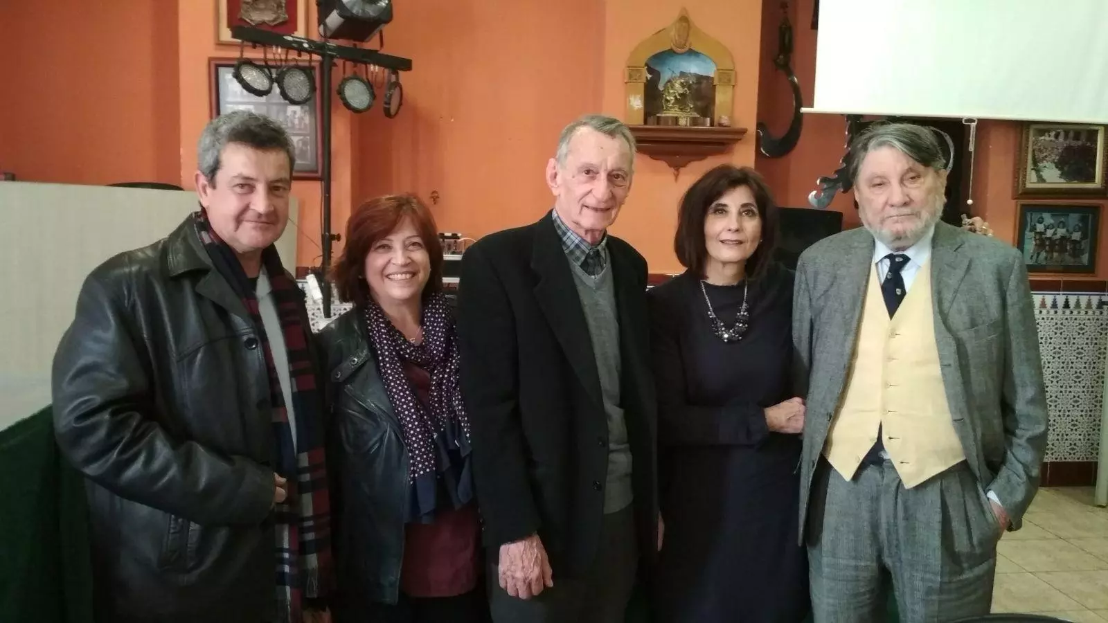 Rafael Ninyoles, al centre de la imatge, acompanyat per altres estudiosos