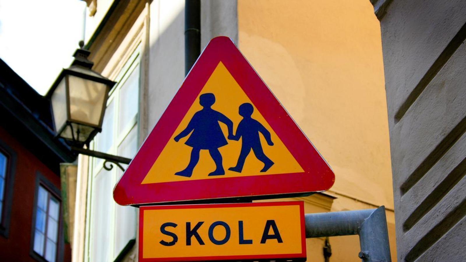Cartel de zona escolar en Suecia.