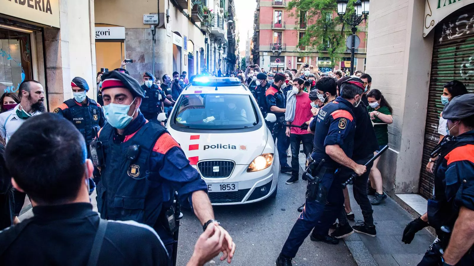 En primer pla, l'inspector Jordi Arasa en una actuació fa un mes al barri de Gràcia de Barcelona
