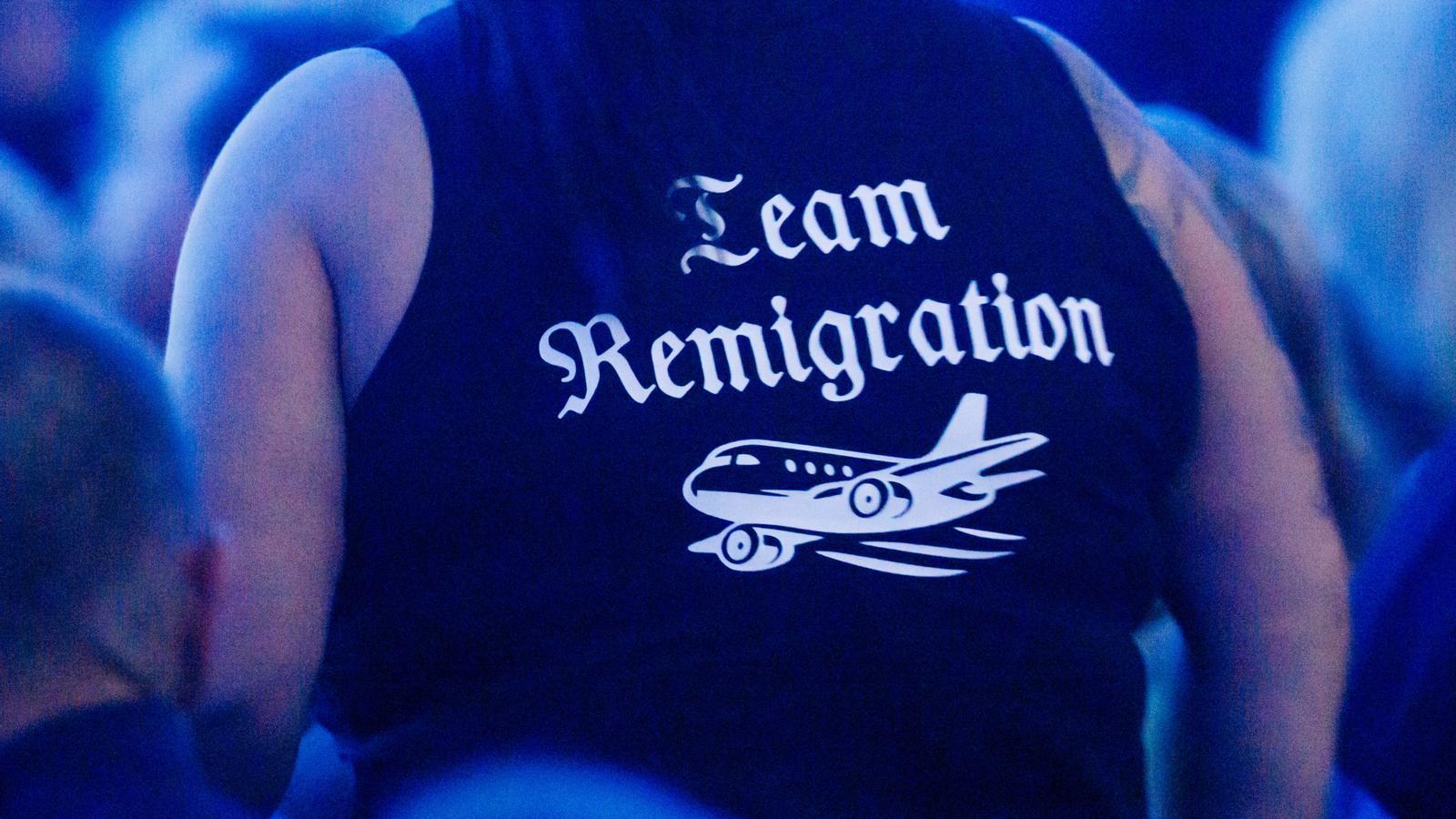 Una asistente con una camiseta con un mensaje antiinmigración en el último acto de campaña de la AfD en Magdeburgo, Alemania, el pasado 5 de septiembre.