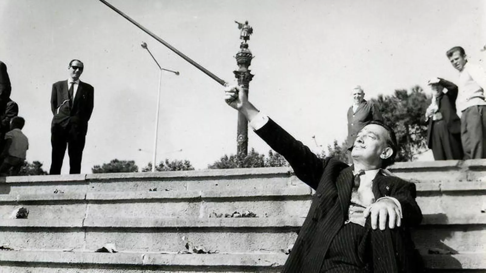 Dalí emulant Colom davant el monument de l’almirall / AJ. DE BARCELONA